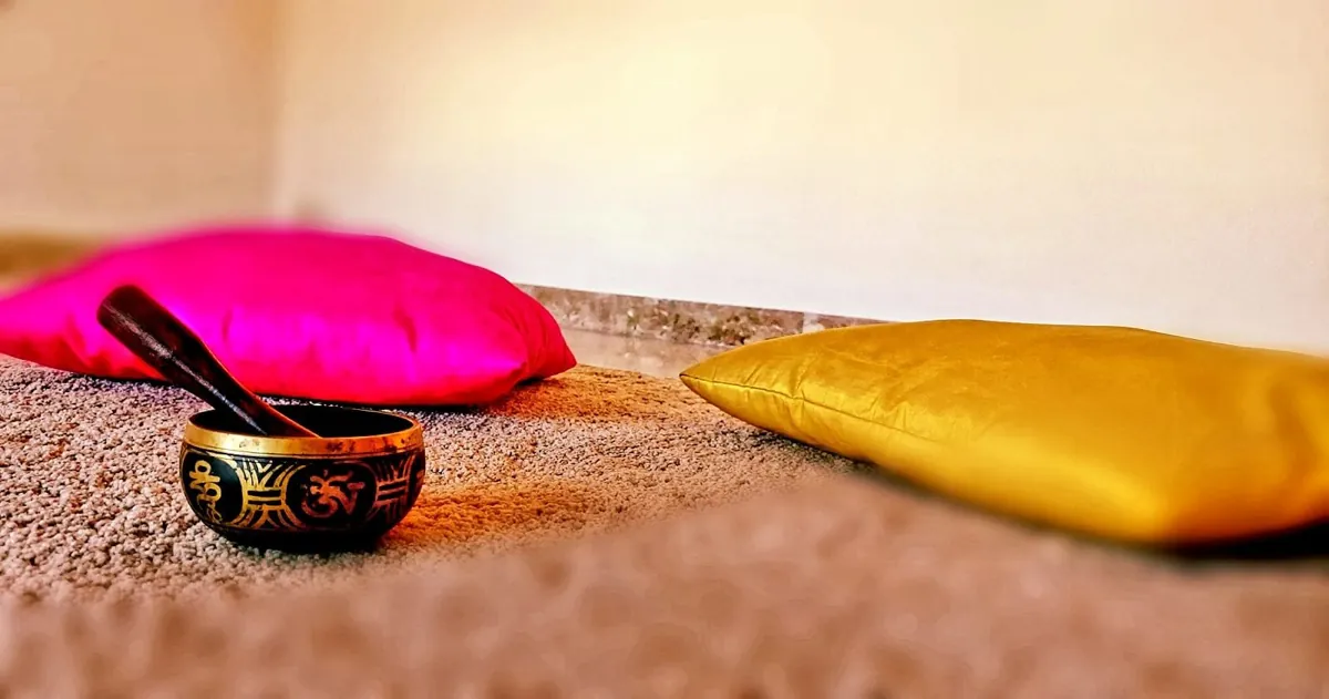 Campana tibetana e cuscini nello studio